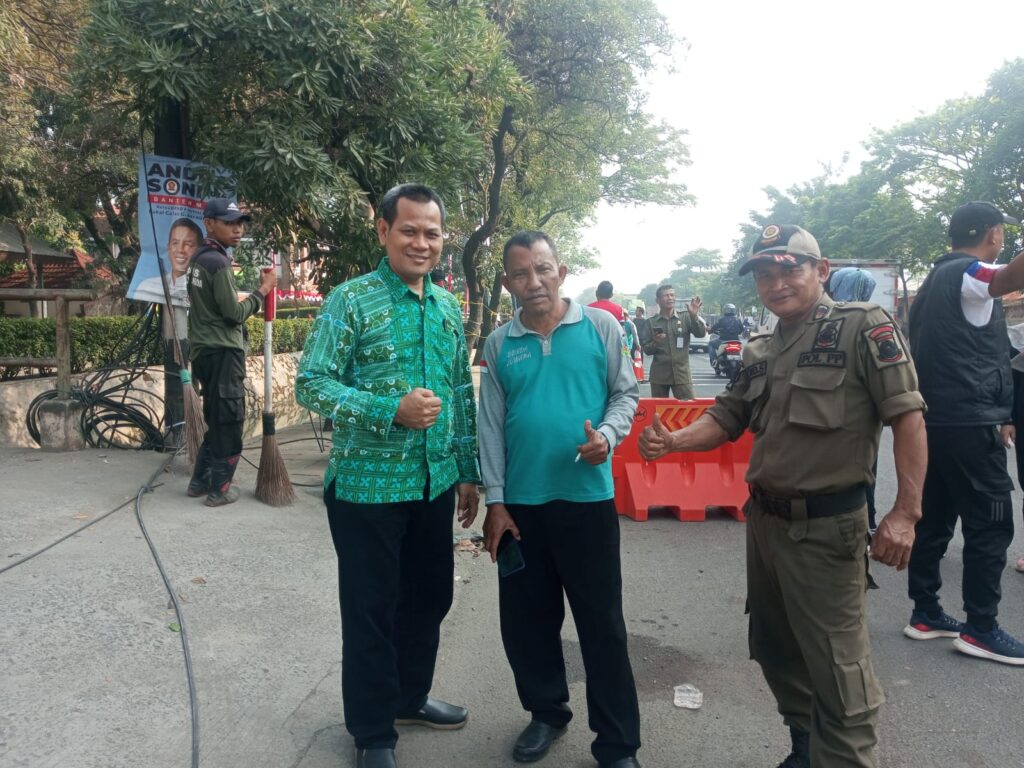 Persiapan Lomba FKTS, Kecamatan Benda Lakukan Pengecatan Trotoar di Jalan Husain Sastra Negara Persiapan Lomba FKTS, Kecamatan Benda Lakukan Pengecatan Trotoar di Jalan Husain Sastra Negara
