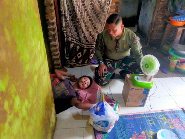 Sertu Susilo Babinsa Koramil 0602-05/Cipocok Jaya Berikan Bantuan Sembako Kepada Warga Disabilitas