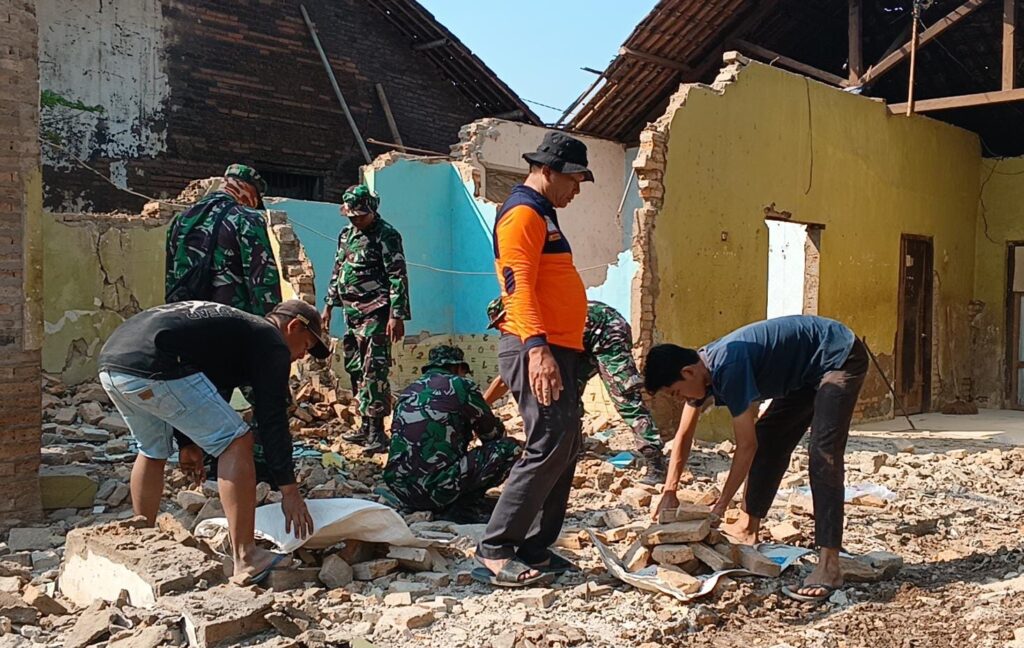 Dandim 0602/Serang : TNI Dan Masyarakat Bersatu Wujudkan Program Rutilahu Untuk Veteran Di Kasemen Dandim 0602/Serang : TNI Dan Masyarakat Bersatu Wujudkan Program Rutilahu Untuk Veteran Di Kasemen