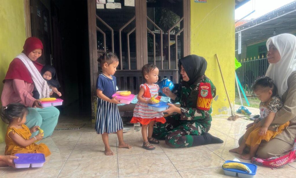Serka (K) Deka, Prajurit Kowad Dari Koramil 0602-06/Kramatwatu, Aktif Bantu Penurunan Stunting Di Desa Binaannya Serka (K) Deka, Prajurit Kowad Dari Koramil 0602-06/Kramatwatu, Aktif Bantu Penurunan Stunting Di Desa Binaannya