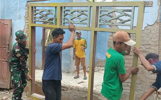 Babinsa Koramil 0602-17/Carenang Mulai Bongkar Rumah Warga Untuk Program Rutilahu Di Desa Ragas Masigit