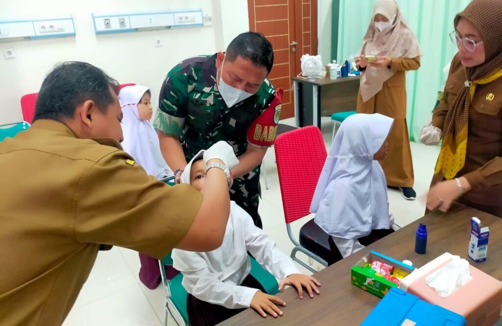 Babinsa Koramil 0602-05/Cipocok Jaya Berperan Aktif Dukung Program PIN Polio Tahap Dua