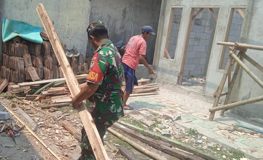 Serka Saepudin Babinsa Koramil 0602-20/Pamarayan Terus Membantu Perehaban Rutilahu Di Desa Binaannya Serka Saepudin Babinsa Koramil 0602-20/Pamarayan Terus Membantu Perehaban Rutilahu Di Desa Binaannya
