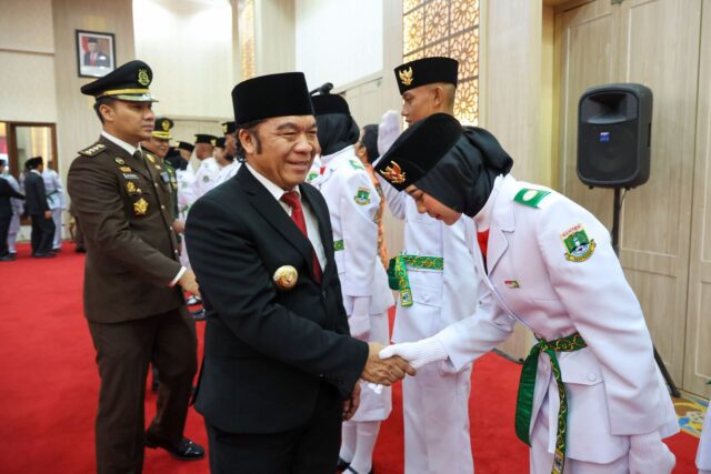 Pj Gubernur Al Muktabar Kukuhkan Paskibraka Provinsi Banten Tahun 2024