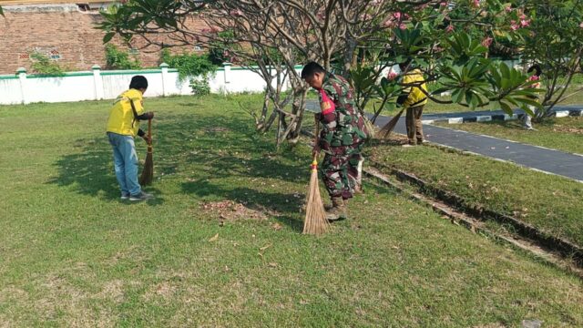Peringati HUT RI ke-79, Koramil 0602-01/Kota Serang dan Maxim Kota Serang Gelar Karya Bhakti di Taman Makam Pahlawan