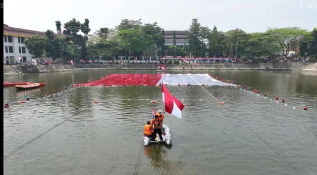 Pembentangan Bendera Merah Putih Raksasa di Danau Retensi, Pj Gubernur Banten Apresiasi Relawan SAR