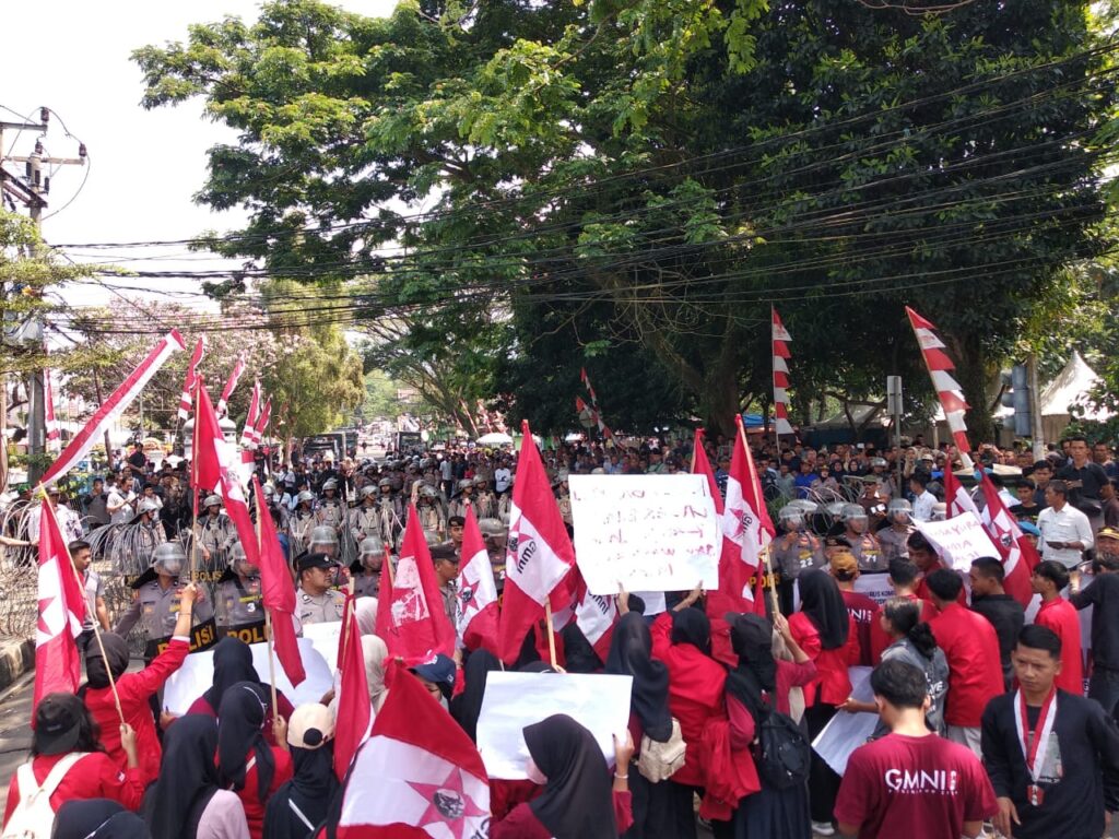 Pelantikan Anggota DPRD Kabupaten Pandeglang, Disambut Demonstrasi Mahasiswa Pelantikan Anggota DPRD Kabupaten Pandeglang, Disambut Demonstrasi Mahasiswa