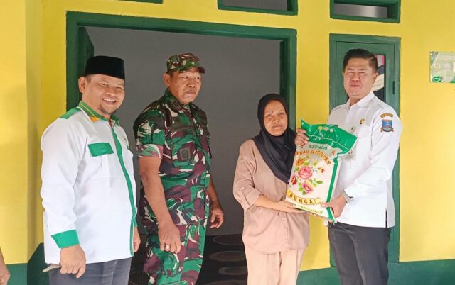 Koramil 0602-19/Cikande Serahkan Kunci Rumah Program Rutilahu Kepada Warga Desa Tambak