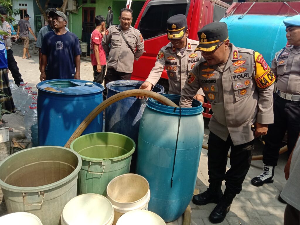 Memasuki Musim Kemarau, Kapolres Serang Bagikan Ribuan Liter Air Bersih Melalui Program PECAK