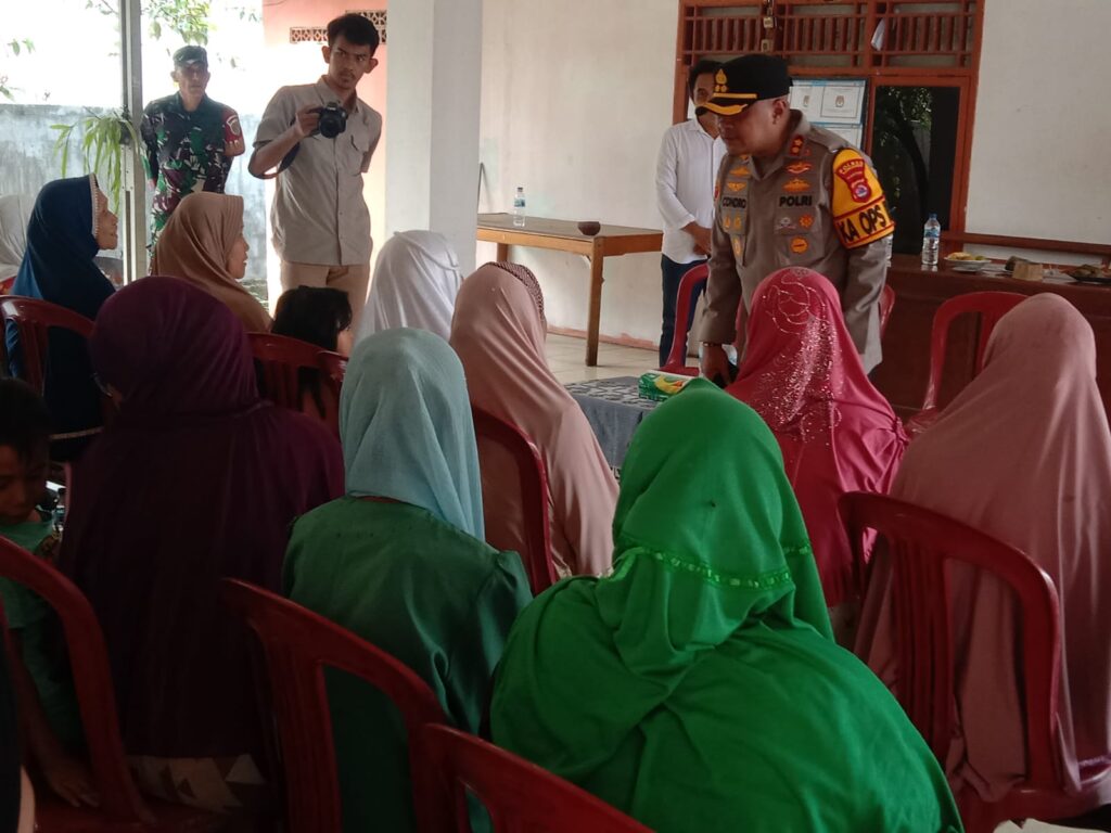 Kapolres Serang Gelar Bansos dan Ngobrol Bareng Emak-emak Lansia Desa Julang
