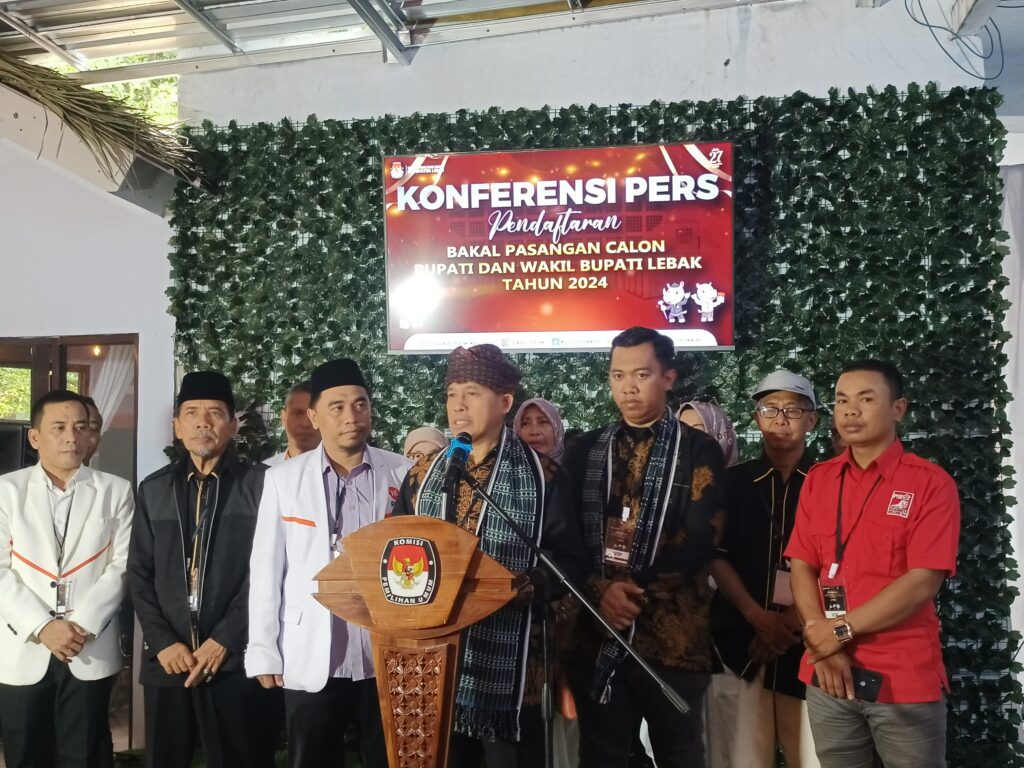 Sanuji-Fajar Daftar ke KPU Lebak Naik Roda Dua Sanuji-Fajar Daftar ke KPU Lebak Naik Roda Dua