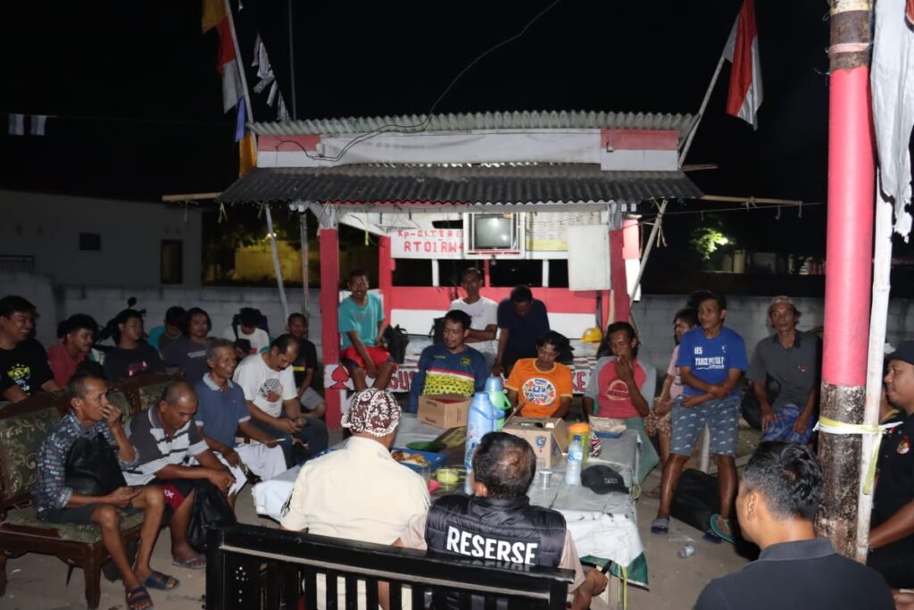 Jelang Pilkada, Kapolres Serang Ngobrol Bareng Bersama Warga Diposkamling Desa Citerep Ciruas Jelang Pilkada, Kapolres Serang Ngobrol Bareng Bersama Warga Diposkamling Desa Citerep Ciruas