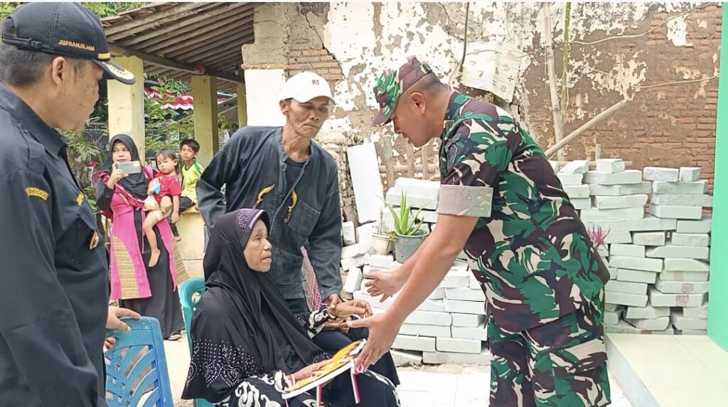 Dandim 0602/Serang Kolonel Inf Mulyo Junaidi Serahkan Kunci Rutilahu Kepada Keluarga Veteran Dandim 0602/Serang Kolonel Inf Mulyo Junaidi Serahkan Kunci Rutilahu Kepada Keluarga Veteran