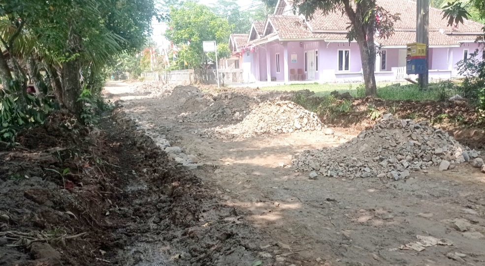 Tanpa Papan Informasi Kegiatan, Pekerjaan Rigid Pavement di Desa Cimoyan Kangkangi KIP Tanpa Papan Informasi Kegiatan, Pekerjaan Rigid Pavement di Desa Cimoyan Kangkangi KIP