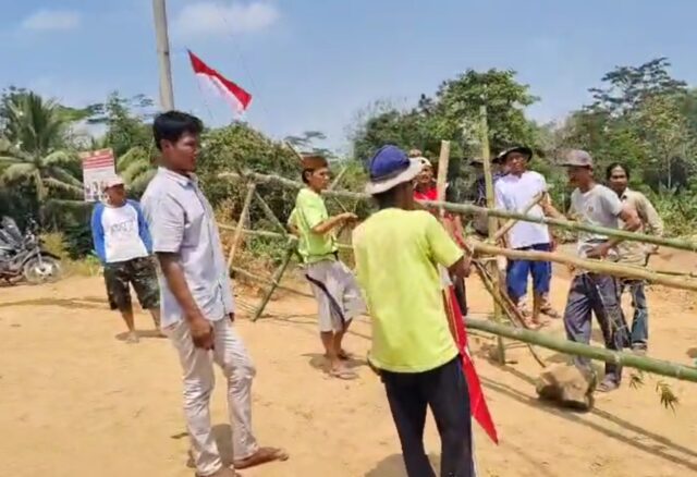 Wujud Kekesalan Warga Desa Pasirgadung, Refleksi Kemerdekaan HUT RI Ke- 79 Warga Kibarkan Sang Merah Putih dan Blokade Jalan Tol Serpan