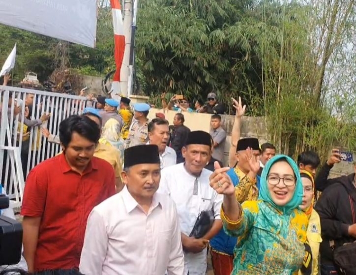 Daftar ke KPU Airin-Ade Didampingi Ribuan Simpatisan