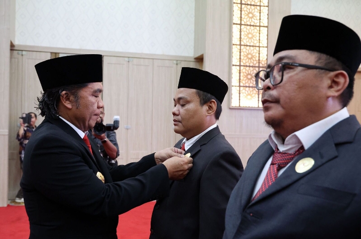 Pj Gubernur Banten Al Muktabar Lantik Komisioner KI dan BPSK Pj Gubernur Banten Al Muktabar Lantik Komisioner KI dan BPSK