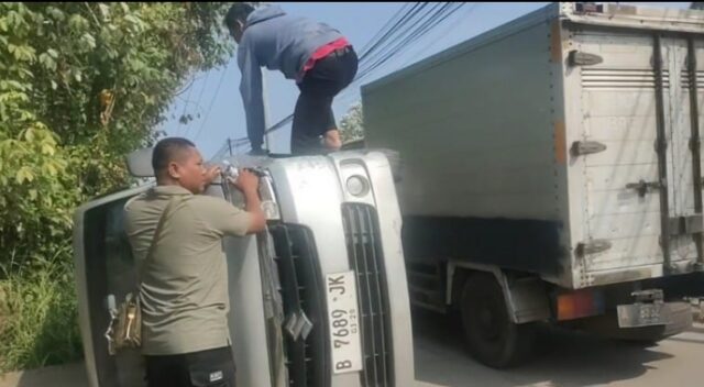 Anggota Pendim 0602/Serang Bersama Warga Bantu Evakuasi Mobil Terbalik Di Waringinkurung