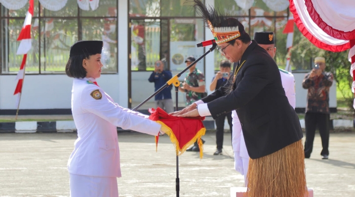Dirjen Bina Bangda Kemendagri Jadi Inspektur Upacara di Perbatasan Indonesia dan Papua Nugini Dirjen Bina Bangda Kemendagri Jadi Inspektur Upacara di Perbatasan Indonesia dan Papua Nugini