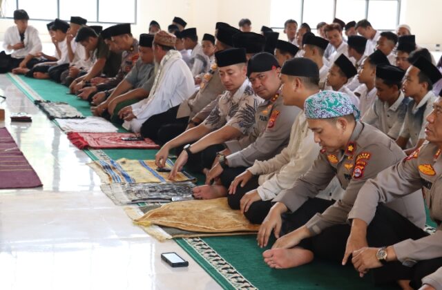 Jumat Keliling Kapolres Serang Bersama Santri Ponpes Shohibul Muslimin Kecamatan Tunjung Teja