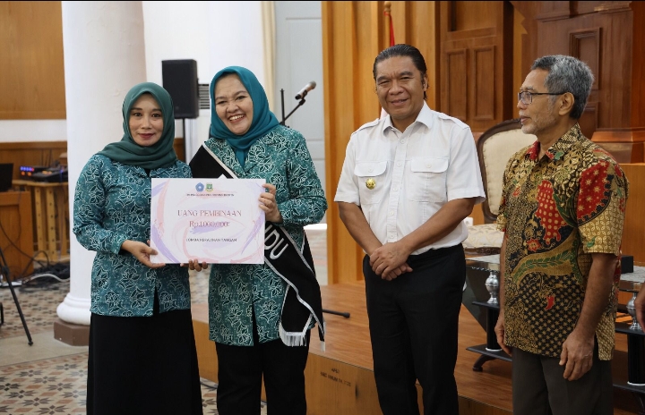 Pj Gubernur Al Muktabar Luncurkan Sekolah Online Lansia TP PKK Provinsi Banten Pj Gubernur Al Muktabar Luncurkan Sekolah Online Lansia TP PKK Provinsi Banten