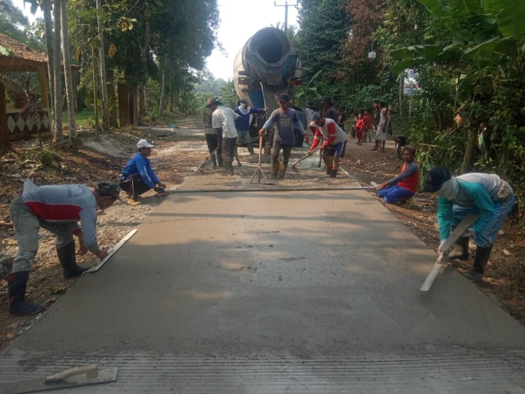 Antusias Warga Sambut Pembangunan Rabat Beton Desa Padasuka