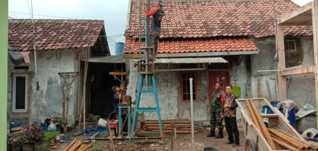 Babinsa Koramil 0602-02/Kasemen Dampingi Pengeboran Sumber Air Bersih di Sawah Luhur