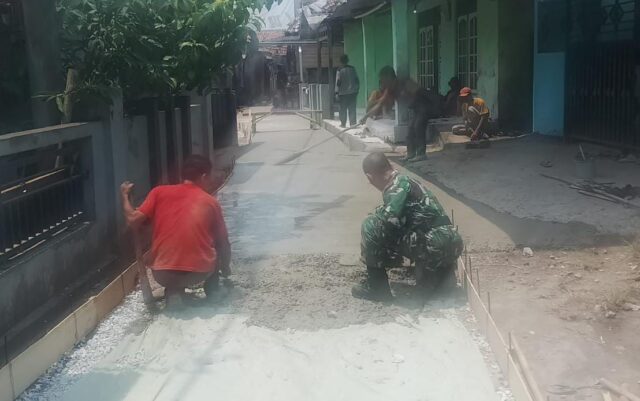 Babinsa Koramil 0602-16/Ciruas Bersama Warga Gelar Karbak  Perbaikan Jalan