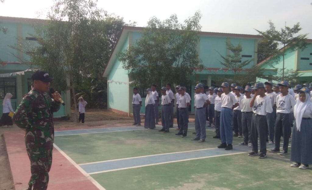 Babinsa Koramil 0602-07/Waringin Kurung Berikan Sosialisasi Bahaya Kenakalan Remaja Di SMK Negeri 1 Waringin Kurung Babinsa Koramil 0602-07/Waringin Kurung Berikan Sosialisasi Bahaya Kenakalan Remaja Di SMK Negeri 1 Waringin Kurung