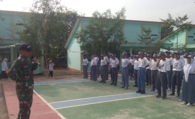 Babinsa Koramil 0602-07/Waringin Kurung Berikan Sosialisasi Bahaya Kenakalan Remaja Di SMK Negeri 1 Waringin Kurung