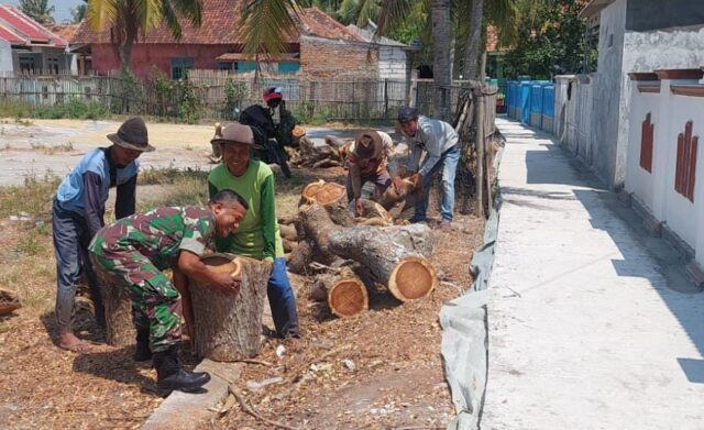 Peltu Hilman Babinsa Koramil 0602-16/Ciruas Bersama Warga Laksanakan Karya Bakti Pembuatan Jalan Lingkungan