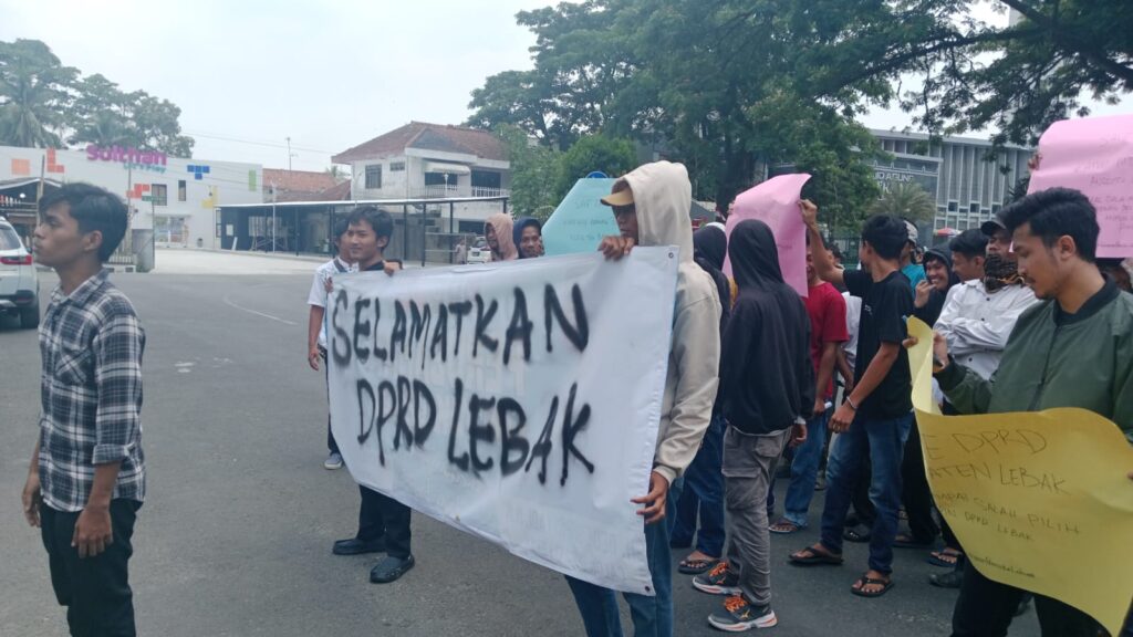 Bola Panas Kursi Ketua DPRD Lebak, Ratusan Massa Aksi Tolak Dr Juwita Wulandari Bola Panas Kursi Ketua DPRD Lebak, Ratusan Massa Aksi Tolak Dr Juwita Wulandari