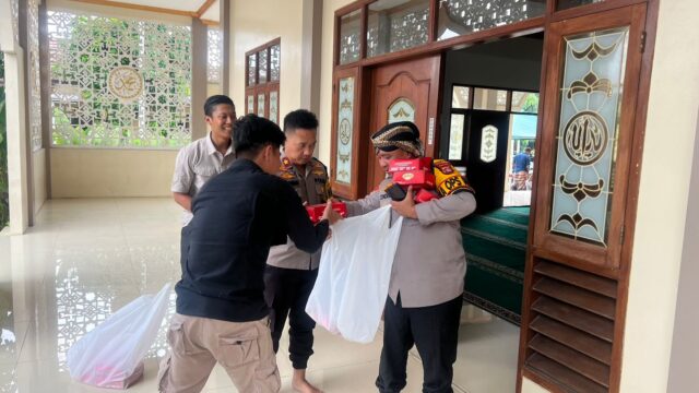 Polres Serang Gelar Jumat Berkah Dengan Jemaah Masjid As Salam