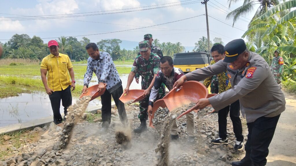 Dorong Peningkatan Infrastruktur dan Ekonomi, Kodim 0602/Serang Gelar Karya Bhakti di Desa Barugbug Dorong Peningkatan Infrastruktur dan Ekonomi, Kodim 0602/Serang Gelar Karya Bhakti di Desa Barugbug