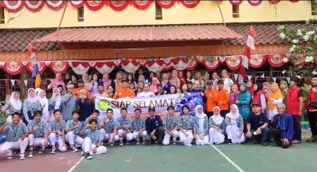 Edukasi Siaga Gempa di SMPN 147, Basarnas dan Yayasan Rumah Cakrawala Indonesia Berikan Pelatihan Bersama Ikatan Alumni