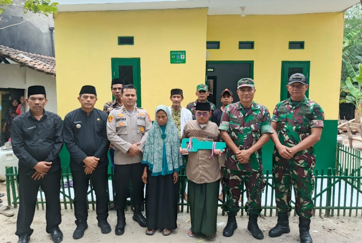 Kodim 0602/Serang Kembali Serahkan Kunci Rumah Hasil Program Rehabilitasi Rumah Tidak Layak Huni Kodim 0602/Serang Kembali Serahkan Kunci Rumah Hasil Program Rehabilitasi Rumah Tidak Layak Huni
