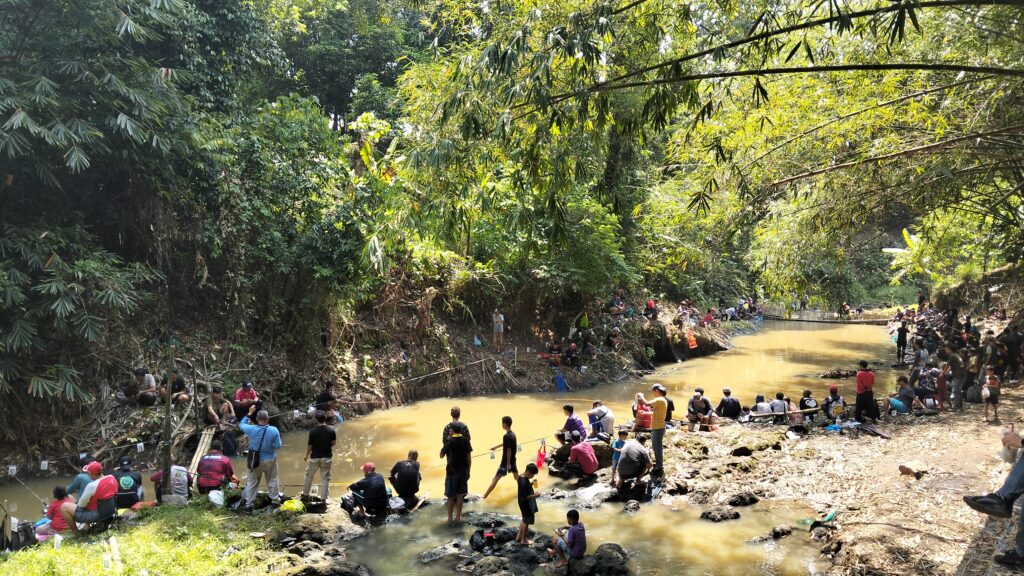 Mancing Gratis di Sungai Cibanten, Dandim: TNI Semakin Dekat dengan Rakyat di Usia ke-79 Mancing Gratis di Sungai Cibanten, Dandim: TNI Semakin Dekat dengan Rakyat di Usia ke-79
