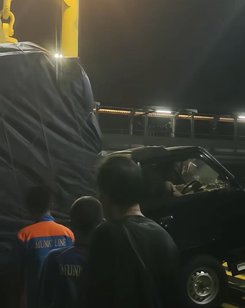 Mobil L300 Nyaris Terbalik di Ramp Kapal Munic, Diduga Kelebihan Muatan