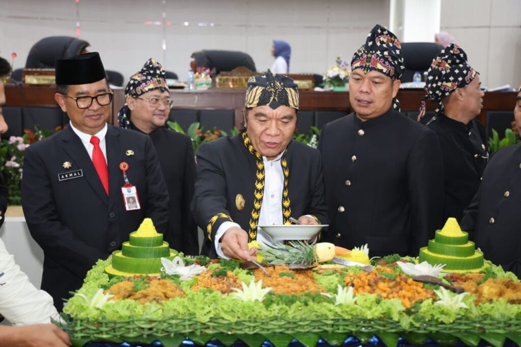 Rapat Paripurna Peringatan HUT ke-24 Provinsi Banten, Pj Gubernur : Kesejahteraan Rakyat Jadi Kata Kunci Rapat Paripurna Peringatan HUT ke-24 Provinsi Banten, Pj Gubernur : Kesejahteraan Rakyat Jadi Kata Kunci