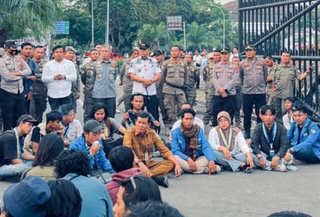 Tujuh Mahasiswa Jadi Korban Pemukulan Saat Demo di HUT Banten