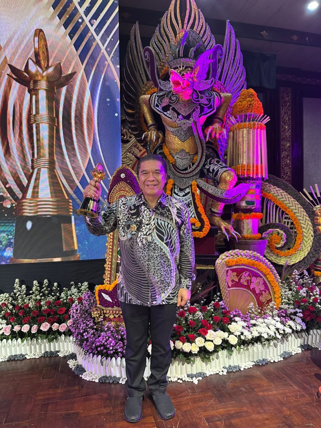 Pj Gubernur Banten Raih Anugerah Upakarya Wanua Nugraha dari Mendagri M Tito Karnavian Pj Gubernur Banten Raih Anugerah Upakarya Wanua Nugraha dari Mendagri M Tito Karnavian
