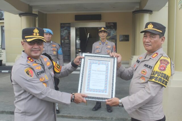 Kapolres Serang Pimpin Prosesi Pelepasan Kabagren Polres Serang AKP Ujang Elan Yang Memasuki Masa Purna Bakti