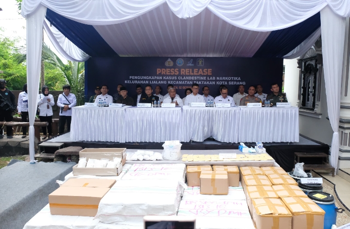 BNN Grebek Rumah Mewah Yang Jadi Pabrik Narkotika di Taktakan BNN Grebek Rumah Mewah Yang Jadi Pabrik Narkotika di Taktakan