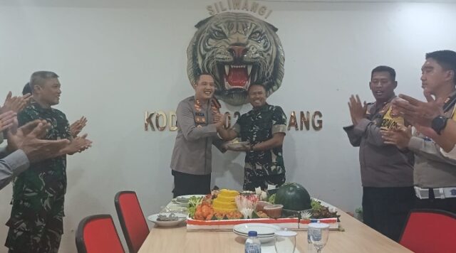 Wakapolresta Serang Kota Kunjungi Dandim 0602 Serang Berikan Kejutan HUT TNI ke-79