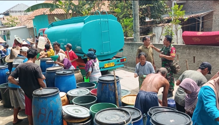 Paguyuban Komando 71 Bagikan 40.000 Liter Air Bersih di Kampung Kademangan Besar Paguyuban Komando 71 Bagikan 40.000 Liter Air Bersih di Kampung Kademangan Besar