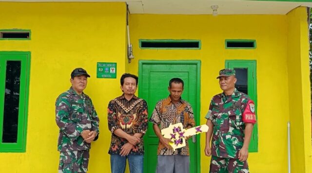 Keluarga Sunata Berbahagia Terima Kunci Rumah Baru di Desa Pamanuk