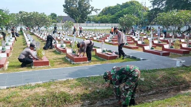 Sambut Hari Pahlawan, Kodim 0602/Serang Dan Garnisun Banten Gelar Karya Bakti Di TMP Ciceri