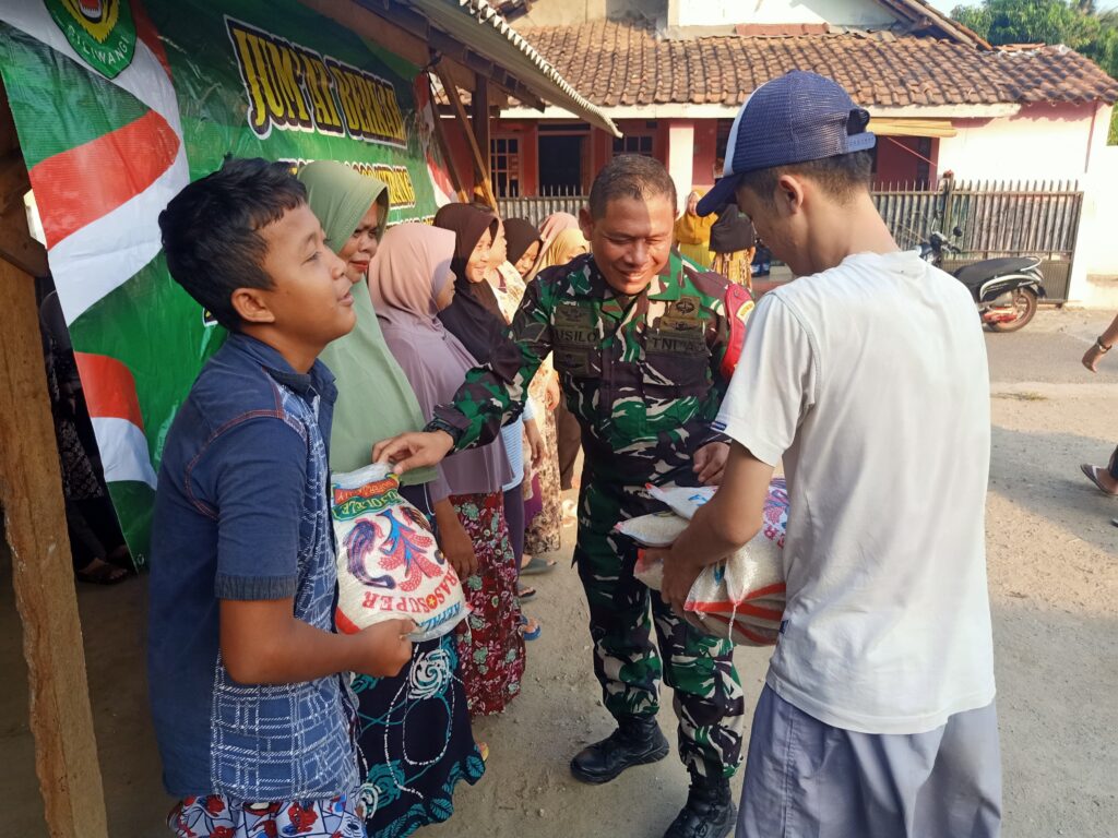 Peduli Stunting, Babinsa Koramil 0602-06/Cipocok Jaya Bagikan Beras Peduli Stunting, Babinsa Koramil 0602-06/Cipocok Jaya Bagikan Beras