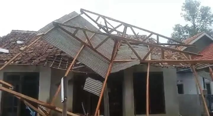 Puting Beliung Porak Porandakan Rumah Warga Cilayang Cikeusal