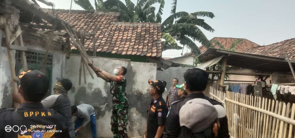 Babinsa Kragilan Bongkar Rumah Tidak Layak Huni